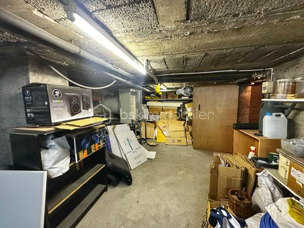 Situé au rez-de-chaussée d'une copropriété principalement résidentielle du secteur Mérande à Chambéry, ce local professionnel de 71,03 m² Carrez se distingue par son excellent état général, son entretien particulièrement soigné et la qualité de ses aménagements.

Actuellement exploité en institut de soins esthétiques, il offre un environnement de travail calme et qualitatif, parfaitement adapté à une activité libérale ou tertiaire.
Le local est immédiatement exploitable, sans travaux à prévoir, avec des prestations recherchées : climatisation, fibre optique, espaces fonctionnels et excellente organisation intérieure.

Le bien bénéficie d'un agencement particulièrement fonctionnel comprenant :
Une entrée indépendante,
Une salle d'attente,
Un espace accueil / réception,
Trois salles de soins ou bureaux,
Une salle de pause,
Une cuisine,
Un WC indépendant,
Une grande cave en sous-sol issue de la réunion de deux lots.

Le local profite d'une configuration en angle avec vitrines sur deux façades et de deux accès indépendants, offrant une belle visibilité de proximité, une bonne luminosité naturelle et une grande souplesse d'exploitation.

Les atouts du bien :
✔ Excellent état général
✔ Local très bien entretenu
✔ Aucun travaux importants à prévoir
✔ Surface Carrez : 71,03 m²
✔ Climatisation
✔ Fibre optique
✔ Local de plain-pied
✔ Chauffage collectif inclus dans les charges de copropriété
✔ Double entrée indépendante
✔ Local d'angle avec belle visibilité de proximité
✔ Grande cave de stockage en sous-sol
✔ Stationnement gratuit et facile à proximité immédiate
✔ Environnement calme au sein d'un quartier résidentiel recherché
✔ Activités autorisées hors restauration

Un local modulable :
Le local résulte aujourd'hui de la réunion de deux lots distincts. Cette configuration permet à un futur acquéreur d'envisager une réorganisation des espaces ou une éventuelle redivision selon ses besoins professionnels ou patrimoniaux.

Une destination idéale pour de nombreuses activités :
Local idéal pour profession libérale, agence immobilière, cabinet de conseil, courtage, assurance, gestion de patrimoine, bureau d'études ou activité tertiaire. Immeuble à usage principal d'habitation garantissant un environnement calme et professionnel.
Convient également parfaitement aux activités médicales, paramédicales, de bien-être ou de services à la personne recherchant un local immédiatement opérationnel.

Opportunité investisseur :
Ce bien constitue également une opportunité intéressante pour un investisseur à la recherche d'un actif facilement relouable auprès de professions médicales, paramédicales, libérales ou tertiaires. La configuration des lieux, la présence de plusieurs bureaux indépendants, l'excellent état général, la climatisation, la fibre optique et les facilités de stationnement constituent des critères particulièrement recherchés sur le marché locatif professionnel.

Informations complémentaires :
Absence d'amiante constatée lors du diagnostic.
Dérogation PMR obtenue (documents disponibles sur demande).
Vente libre avec possibilité d'acquisition officielle à compter de janvier 2027.
Dossier complet disponible sur demande
Vidéo de présentation du local,
Diagnostics techniques,
Documents de copropriété,
Procès-verbaux d'assemblées générales,
Informations complémentaires sur les charges et le fonctionnement de la copropriété.

Un bien rare sur le secteur Mérande, réunissant qualité d'entretien, fonctionnalité, calme, stockage et potentiel d'exploitation pour un utilisateur comme pour un investisseur.