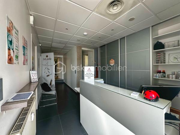 Situé au rez-de-chaussée d'une copropriété principalement résidentielle du secteur Mérande à Chambéry, ce local professionnel de 71,03 m² Carrez se distingue par son excellent état général, son entretien particulièrement soigné et la qualité de ses aménagements.

Actuellement exploité en institut de soins esthétiques, il offre un environnement de travail calme et qualitatif, parfaitement adapté à une activité libérale ou tertiaire.
Le local est immédiatement exploitable, sans travaux à prévoir, avec des prestations recherchées : climatisation, fibre optique, espaces fonctionnels et excellente organisation intérieure.

Le bien bénéficie d'un agencement particulièrement fonctionnel comprenant :
Une entrée indépendante,
Une salle d'attente,
Un espace accueil / réception,
Trois salles de soins ou bureaux,
Une salle de pause,
Une cuisine,
Un WC indépendant,
Une grande cave en sous-sol issue de la réunion de deux lots.

Le local profite d'une configuration en angle avec vitrines sur deux façades et de deux accès indépendants, offrant une belle visibilité de proximité, une bonne luminosité naturelle et une grande souplesse d'exploitation.

Les atouts du bien :
✔ Excellent état général
✔ Local très bien entretenu
✔ Aucun travaux importants à prévoir
✔ Surface Carrez : 71,03 m²
✔ Climatisation
✔ Fibre optique
✔ Local de plain-pied
✔ Chauffage collectif inclus dans les charges de copropriété
✔ Double entrée indépendante
✔ Local d'angle avec belle visibilité de proximité
✔ Grande cave de stockage en sous-sol
✔ Stationnement gratuit et facile à proximité immédiate
✔ Environnement calme au sein d'un quartier résidentiel recherché
✔ Activités autorisées hors restauration

Un local modulable :
Le local résulte aujourd'hui de la réunion de deux lots distincts. Cette configuration permet à un futur acquéreur d'envisager une réorganisation des espaces ou une éventuelle redivision selon ses besoins professionnels ou patrimoniaux.

Une destination idéale pour de nombreuses activités :
Local idéal pour profession libérale, agence immobilière, cabinet de conseil, courtage, assurance, gestion de patrimoine, bureau d'études ou activité tertiaire. Immeuble à usage principal d'habitation garantissant un environnement calme et professionnel.
Convient également parfaitement aux activités médicales, paramédicales, de bien-être ou de services à la personne recherchant un local immédiatement opérationnel.

Opportunité investisseur :
Ce bien constitue également une opportunité intéressante pour un investisseur à la recherche d'un actif facilement relouable auprès de professions médicales, paramédicales, libérales ou tertiaires. La configuration des lieux, la présence de plusieurs bureaux indépendants, l'excellent état général, la climatisation, la fibre optique et les facilités de stationnement constituent des critères particulièrement recherchés sur le marché locatif professionnel.

Informations complémentaires :
Absence d'amiante constatée lors du diagnostic.
Dérogation PMR obtenue (documents disponibles sur demande).
Vente libre avec possibilité d'acquisition officielle à compter de janvier 2027.
Dossier complet disponible sur demande
Vidéo de présentation du local,
Diagnostics techniques,
Documents de copropriété,
Procès-verbaux d'assemblées générales,
Informations complémentaires sur les charges et le fonctionnement de la copropriété.

Un bien rare sur le secteur Mérande, réunissant qualité d'entretien, fonctionnalité, calme, stockage et potentiel d'exploitation pour un utilisateur comme pour un investisseur.