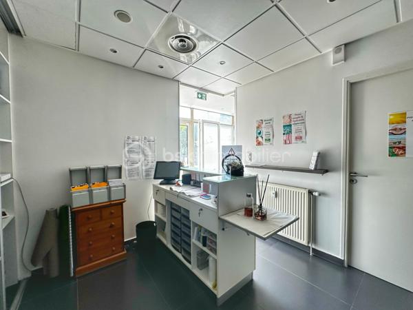 Situé au rez-de-chaussée d'une copropriété principalement résidentielle du secteur Mérande à Chambéry, ce local professionnel de 71,03 m² Carrez se distingue par son excellent état général, son entretien particulièrement soigné et la qualité de ses aménagements.

Actuellement exploité en institut de soins esthétiques, il offre un environnement de travail calme et qualitatif, parfaitement adapté à une activité libérale ou tertiaire.
Le local est immédiatement exploitable, sans travaux à prévoir, avec des prestations recherchées : climatisation, fibre optique, espaces fonctionnels et excellente organisation intérieure.

Le bien bénéficie d'un agencement particulièrement fonctionnel comprenant :
Une entrée indépendante,
Une salle d'attente,
Un espace accueil / réception,
Trois salles de soins ou bureaux,
Une salle de pause,
Une cuisine,
Un WC indépendant,
Une grande cave en sous-sol issue de la réunion de deux lots.

Le local profite d'une configuration en angle avec vitrines sur deux façades et de deux accès indépendants, offrant une belle visibilité de proximité, une bonne luminosité naturelle et une grande souplesse d'exploitation.

Les atouts du bien :
✔ Excellent état général
✔ Local très bien entretenu
✔ Aucun travaux importants à prévoir
✔ Surface Carrez : 71,03 m²
✔ Climatisation
✔ Fibre optique
✔ Local de plain-pied
✔ Chauffage collectif inclus dans les charges de copropriété
✔ Double entrée indépendante
✔ Local d'angle avec belle visibilité de proximité
✔ Grande cave de stockage en sous-sol
✔ Stationnement gratuit et facile à proximité immédiate
✔ Environnement calme au sein d'un quartier résidentiel recherché
✔ Activités autorisées hors restauration

Un local modulable :
Le local résulte aujourd'hui de la réunion de deux lots distincts. Cette configuration permet à un futur acquéreur d'envisager une réorganisation des espaces ou une éventuelle redivision selon ses besoins professionnels ou patrimoniaux.

Une destination idéale pour de nombreuses activités :
Local idéal pour profession libérale, agence immobilière, cabinet de conseil, courtage, assurance, gestion de patrimoine, bureau d'études ou activité tertiaire. Immeuble à usage principal d'habitation garantissant un environnement calme et professionnel.
Convient également parfaitement aux activités médicales, paramédicales, de bien-être ou de services à la personne recherchant un local immédiatement opérationnel.

Opportunité investisseur :
Ce bien constitue également une opportunité intéressante pour un investisseur à la recherche d'un actif facilement relouable auprès de professions médicales, paramédicales, libérales ou tertiaires. La configuration des lieux, la présence de plusieurs bureaux indépendants, l'excellent état général, la climatisation, la fibre optique et les facilités de stationnement constituent des critères particulièrement recherchés sur le marché locatif professionnel.

Informations complémentaires :
Absence d'amiante constatée lors du diagnostic.
Dérogation PMR obtenue (documents disponibles sur demande).
Vente libre avec possibilité d'acquisition officielle à compter de janvier 2027.
Dossier complet disponible sur demande
Vidéo de présentation du local,
Diagnostics techniques,
Documents de copropriété,
Procès-verbaux d'assemblées générales,
Informations complémentaires sur les charges et le fonctionnement de la copropriété.

Un bien rare sur le secteur Mérande, réunissant qualité d'entretien, fonctionnalité, calme, stockage et potentiel d'exploitation pour un utilisateur comme pour un investisseur.