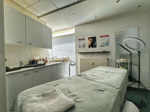 Situé au rez-de-chaussée d'une copropriété principalement résidentielle du secteur Mérande à Chambéry, ce local professionnel de 71,03 m² Carrez se distingue par son excellent état général, son entretien particulièrement soigné et la qualité de ses aménagements.

Actuellement exploité en institut de soins esthétiques, il offre un environnement de travail calme et qualitatif, parfaitement adapté à une activité libérale ou tertiaire.
Le local est immédiatement exploitable, sans travaux à prévoir, avec des prestations recherchées : climatisation, fibre optique, espaces fonctionnels et excellente organisation intérieure.

Le bien bénéficie d'un agencement particulièrement fonctionnel comprenant :
Une entrée indépendante,
Une salle d'attente,
Un espace accueil / réception,
Trois salles de soins ou bureaux,
Une salle de pause,
Une cuisine,
Un WC indépendant,
Une grande cave en sous-sol issue de la réunion de deux lots.

Le local profite d'une configuration en angle avec vitrines sur deux façades et de deux accès indépendants, offrant une belle visibilité de proximité, une bonne luminosité naturelle et une grande souplesse d'exploitation.

Les atouts du bien :
✔ Excellent état général
✔ Local très bien entretenu
✔ Aucun travaux importants à prévoir
✔ Surface Carrez : 71,03 m²
✔ Climatisation
✔ Fibre optique
✔ Local de plain-pied
✔ Chauffage collectif inclus dans les charges de copropriété
✔ Double entrée indépendante
✔ Local d'angle avec belle visibilité de proximité
✔ Grande cave de stockage en sous-sol
✔ Stationnement gratuit et facile à proximité immédiate
✔ Environnement calme au sein d'un quartier résidentiel recherché
✔ Activités autorisées hors restauration

Un local modulable :
Le local résulte aujourd'hui de la réunion de deux lots distincts. Cette configuration permet à un futur acquéreur d'envisager une réorganisation des espaces ou une éventuelle redivision selon ses besoins professionnels ou patrimoniaux.

Une destination idéale pour de nombreuses activités :
Local idéal pour profession libérale, agence immobilière, cabinet de conseil, courtage, assurance, gestion de patrimoine, bureau d'études ou activité tertiaire. Immeuble à usage principal d'habitation garantissant un environnement calme et professionnel.
Convient également parfaitement aux activités médicales, paramédicales, de bien-être ou de services à la personne recherchant un local immédiatement opérationnel.

Opportunité investisseur :
Ce bien constitue également une opportunité intéressante pour un investisseur à la recherche d'un actif facilement relouable auprès de professions médicales, paramédicales, libérales ou tertiaires. La configuration des lieux, la présence de plusieurs bureaux indépendants, l'excellent état général, la climatisation, la fibre optique et les facilités de stationnement constituent des critères particulièrement recherchés sur le marché locatif professionnel.

Informations complémentaires :
Absence d'amiante constatée lors du diagnostic.
Dérogation PMR obtenue (documents disponibles sur demande).
Vente libre avec possibilité d'acquisition officielle à compter de janvier 2027.
Dossier complet disponible sur demande
Vidéo de présentation du local,
Diagnostics techniques,
Documents de copropriété,
Procès-verbaux d'assemblées générales,
Informations complémentaires sur les charges et le fonctionnement de la copropriété.

Un bien rare sur le secteur Mérande, réunissant qualité d'entretien, fonctionnalité, calme, stockage et potentiel d'exploitation pour un utilisateur comme pour un investisseur.