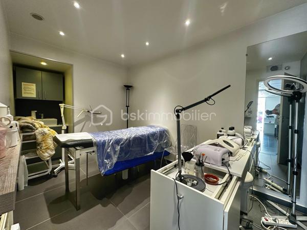 Situé au rez-de-chaussée d'une copropriété principalement résidentielle du secteur Mérande à Chambéry, ce local professionnel de 71,03 m² Carrez se distingue par son excellent état général, son entretien particulièrement soigné et la qualité de ses aménagements.

Actuellement exploité en institut de soins esthétiques, il offre un environnement de travail calme et qualitatif, parfaitement adapté à une activité libérale ou tertiaire.
Le local est immédiatement exploitable, sans travaux à prévoir, avec des prestations recherchées : climatisation, fibre optique, espaces fonctionnels et excellente organisation intérieure.

Le bien bénéficie d'un agencement particulièrement fonctionnel comprenant :
Une entrée indépendante,
Une salle d'attente,
Un espace accueil / réception,
Trois salles de soins ou bureaux,
Une salle de pause,
Une cuisine,
Un WC indépendant,
Une grande cave en sous-sol issue de la réunion de deux lots.

Le local profite d'une configuration en angle avec vitrines sur deux façades et de deux accès indépendants, offrant une belle visibilité de proximité, une bonne luminosité naturelle et une grande souplesse d'exploitation.

Les atouts du bien :
✔ Excellent état général
✔ Local très bien entretenu
✔ Aucun travaux importants à prévoir
✔ Surface Carrez : 71,03 m²
✔ Climatisation
✔ Fibre optique
✔ Local de plain-pied
✔ Chauffage collectif inclus dans les charges de copropriété
✔ Double entrée indépendante
✔ Local d'angle avec belle visibilité de proximité
✔ Grande cave de stockage en sous-sol
✔ Stationnement gratuit et facile à proximité immédiate
✔ Environnement calme au sein d'un quartier résidentiel recherché
✔ Activités autorisées hors restauration

Un local modulable :
Le local résulte aujourd'hui de la réunion de deux lots distincts. Cette configuration permet à un futur acquéreur d'envisager une réorganisation des espaces ou une éventuelle redivision selon ses besoins professionnels ou patrimoniaux.

Une destination idéale pour de nombreuses activités :
Local idéal pour profession libérale, agence immobilière, cabinet de conseil, courtage, assurance, gestion de patrimoine, bureau d'études ou activité tertiaire. Immeuble à usage principal d'habitation garantissant un environnement calme et professionnel.
Convient également parfaitement aux activités médicales, paramédicales, de bien-être ou de services à la personne recherchant un local immédiatement opérationnel.

Opportunité investisseur :
Ce bien constitue également une opportunité intéressante pour un investisseur à la recherche d'un actif facilement relouable auprès de professions médicales, paramédicales, libérales ou tertiaires. La configuration des lieux, la présence de plusieurs bureaux indépendants, l'excellent état général, la climatisation, la fibre optique et les facilités de stationnement constituent des critères particulièrement recherchés sur le marché locatif professionnel.

Informations complémentaires :
Absence d'amiante constatée lors du diagnostic.
Dérogation PMR obtenue (documents disponibles sur demande).
Vente libre avec possibilité d'acquisition officielle à compter de janvier 2027.
Dossier complet disponible sur demande
Vidéo de présentation du local,
Diagnostics techniques,
Documents de copropriété,
Procès-verbaux d'assemblées générales,
Informations complémentaires sur les charges et le fonctionnement de la copropriété.

Un bien rare sur le secteur Mérande, réunissant qualité d'entretien, fonctionnalité, calme, stockage et potentiel d'exploitation pour un utilisateur comme pour un investisseur.