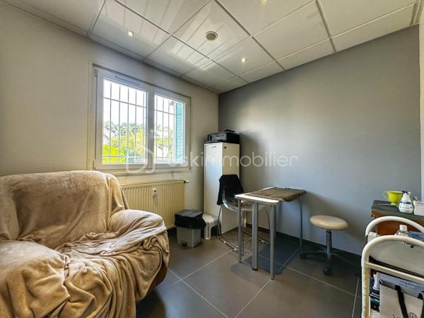 Situé au rez-de-chaussée d'une copropriété principalement résidentielle du secteur Mérande à Chambéry, ce local professionnel de 71,03 m² Carrez se distingue par son excellent état général, son entretien particulièrement soigné et la qualité de ses aménagements.

Actuellement exploité en institut de soins esthétiques, il offre un environnement de travail calme et qualitatif, parfaitement adapté à une activité libérale ou tertiaire.
Le local est immédiatement exploitable, sans travaux à prévoir, avec des prestations recherchées : climatisation, fibre optique, espaces fonctionnels et excellente organisation intérieure.

Le bien bénéficie d'un agencement particulièrement fonctionnel comprenant :
Une entrée indépendante,
Une salle d'attente,
Un espace accueil / réception,
Trois salles de soins ou bureaux,
Une salle de pause,
Une cuisine,
Un WC indépendant,
Une grande cave en sous-sol issue de la réunion de deux lots.

Le local profite d'une configuration en angle avec vitrines sur deux façades et de deux accès indépendants, offrant une belle visibilité de proximité, une bonne luminosité naturelle et une grande souplesse d'exploitation.

Les atouts du bien :
✔ Excellent état général
✔ Local très bien entretenu
✔ Aucun travaux importants à prévoir
✔ Surface Carrez : 71,03 m²
✔ Climatisation
✔ Fibre optique
✔ Local de plain-pied
✔ Chauffage collectif inclus dans les charges de copropriété
✔ Double entrée indépendante
✔ Local d'angle avec belle visibilité de proximité
✔ Grande cave de stockage en sous-sol
✔ Stationnement gratuit et facile à proximité immédiate
✔ Environnement calme au sein d'un quartier résidentiel recherché
✔ Activités autorisées hors restauration

Un local modulable :
Le local résulte aujourd'hui de la réunion de deux lots distincts. Cette configuration permet à un futur acquéreur d'envisager une réorganisation des espaces ou une éventuelle redivision selon ses besoins professionnels ou patrimoniaux.

Une destination idéale pour de nombreuses activités :
Local idéal pour profession libérale, agence immobilière, cabinet de conseil, courtage, assurance, gestion de patrimoine, bureau d'études ou activité tertiaire. Immeuble à usage principal d'habitation garantissant un environnement calme et professionnel.
Convient également parfaitement aux activités médicales, paramédicales, de bien-être ou de services à la personne recherchant un local immédiatement opérationnel.

Opportunité investisseur :
Ce bien constitue également une opportunité intéressante pour un investisseur à la recherche d'un actif facilement relouable auprès de professions médicales, paramédicales, libérales ou tertiaires. La configuration des lieux, la présence de plusieurs bureaux indépendants, l'excellent état général, la climatisation, la fibre optique et les facilités de stationnement constituent des critères particulièrement recherchés sur le marché locatif professionnel.

Informations complémentaires :
Absence d'amiante constatée lors du diagnostic.
Dérogation PMR obtenue (documents disponibles sur demande).
Vente libre avec possibilité d'acquisition officielle à compter de janvier 2027.
Dossier complet disponible sur demande
Vidéo de présentation du local,
Diagnostics techniques,
Documents de copropriété,
Procès-verbaux d'assemblées générales,
Informations complémentaires sur les charges et le fonctionnement de la copropriété.

Un bien rare sur le secteur Mérande, réunissant qualité d'entretien, fonctionnalité, calme, stockage et potentiel d'exploitation pour un utilisateur comme pour un investisseur.
