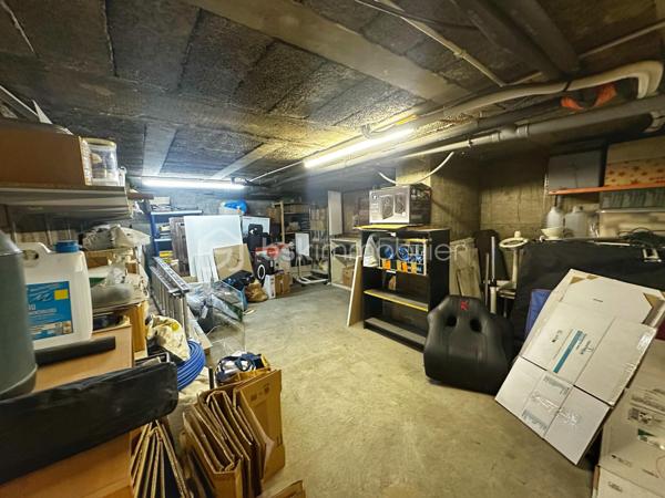 Situé au rez-de-chaussée d'une copropriété principalement résidentielle du secteur Mérande à Chambéry, ce local professionnel de 71,03 m² Carrez se distingue par son excellent état général, son entretien particulièrement soigné et la qualité de ses aménagements.

Actuellement exploité en institut de soins esthétiques, il offre un environnement de travail calme et qualitatif, parfaitement adapté à une activité libérale ou tertiaire.
Le local est immédiatement exploitable, sans travaux à prévoir, avec des prestations recherchées : climatisation, fibre optique, espaces fonctionnels et excellente organisation intérieure.

Le bien bénéficie d'un agencement particulièrement fonctionnel comprenant :
Une entrée indépendante,
Une salle d'attente,
Un espace accueil / réception,
Trois salles de soins ou bureaux,
Une salle de pause,
Une cuisine,
Un WC indépendant,
Une grande cave en sous-sol issue de la réunion de deux lots.

Le local profite d'une configuration en angle avec vitrines sur deux façades et de deux accès indépendants, offrant une belle visibilité de proximité, une bonne luminosité naturelle et une grande souplesse d'exploitation.

Les atouts du bien :
✔ Excellent état général
✔ Local très bien entretenu
✔ Aucun travaux importants à prévoir
✔ Surface Carrez : 71,03 m²
✔ Climatisation
✔ Fibre optique
✔ Local de plain-pied
✔ Chauffage collectif inclus dans les charges de copropriété
✔ Double entrée indépendante
✔ Local d'angle avec belle visibilité de proximité
✔ Grande cave de stockage en sous-sol
✔ Stationnement gratuit et facile à proximité immédiate
✔ Environnement calme au sein d'un quartier résidentiel recherché
✔ Activités autorisées hors restauration

Un local modulable :
Le local résulte aujourd'hui de la réunion de deux lots distincts. Cette configuration permet à un futur acquéreur d'envisager une réorganisation des espaces ou une éventuelle redivision selon ses besoins professionnels ou patrimoniaux.

Une destination idéale pour de nombreuses activités :
Local idéal pour profession libérale, agence immobilière, cabinet de conseil, courtage, assurance, gestion de patrimoine, bureau d'études ou activité tertiaire. Immeuble à usage principal d'habitation garantissant un environnement calme et professionnel.
Convient également parfaitement aux activités médicales, paramédicales, de bien-être ou de services à la personne recherchant un local immédiatement opérationnel.

Opportunité investisseur :
Ce bien constitue également une opportunité intéressante pour un investisseur à la recherche d'un actif facilement relouable auprès de professions médicales, paramédicales, libérales ou tertiaires. La configuration des lieux, la présence de plusieurs bureaux indépendants, l'excellent état général, la climatisation, la fibre optique et les facilités de stationnement constituent des critères particulièrement recherchés sur le marché locatif professionnel.

Informations complémentaires :
Absence d'amiante constatée lors du diagnostic.
Dérogation PMR obtenue (documents disponibles sur demande).
Vente libre avec possibilité d'acquisition officielle à compter de janvier 2027.
Dossier complet disponible sur demande
Vidéo de présentation du local,
Diagnostics techniques,
Documents de copropriété,
Procès-verbaux d'assemblées générales,
Informations complémentaires sur les charges et le fonctionnement de la copropriété.

Un bien rare sur le secteur Mérande, réunissant qualité d'entretien, fonctionnalité, calme, stockage et potentiel d'exploitation pour un utilisateur comme pour un investisseur.