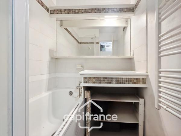 DOMAINE DE PONT ROYAL Appartement meublé DERNIER ETAGE vue dégagée 31m2 et 7 m2 de loggia , 1 chambre double & salle de bains