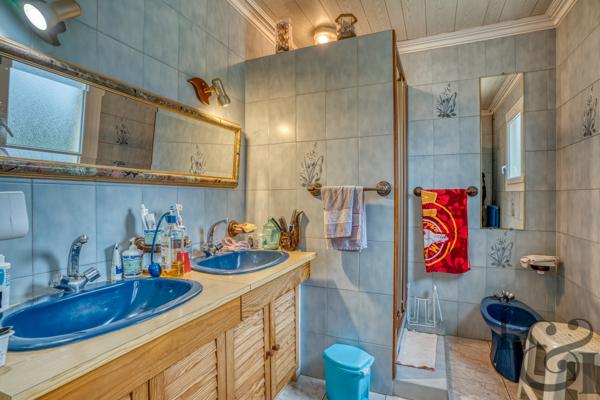 Ensemble immobilier composé d'une maison et de 3 appartements loués, à vendre à Pujols