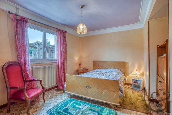 Ensemble immobilier composé d'une maison et de 3 appartements loués, à vendre à Pujols