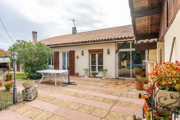 Ensemble immobilier composé d'une maison et de 3 appartements loués, à vendre à Pujols