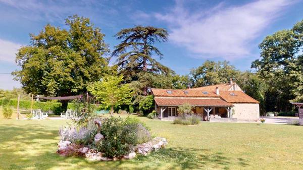 Maison ancienne - Thenon Très belle propriété, en parfait état entre MONTIGNAC-LASCAUX et PERIGUEUX, sur plus de 8 hectares de terrain.