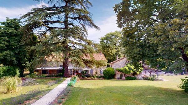 Maison ancienne - Thenon Très belle propriété, en parfait état entre MONTIGNAC-LASCAUX et PERIGUEUX, sur plus de 8 hectares de terrain.