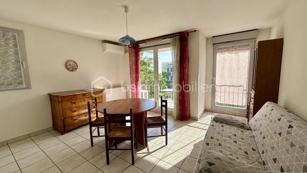 Appartement  2 pièces situé au cœur du quartier Vigny-Musset, dynamique et proche de tous les commerçants.
 Installé au 2ème étage d'une résidence de 6 niveaux sécurisée, ce bien à personnaliser saura séduire les primo-accédants comme les investisseurs en quête d'un projet à leur image.
L'appartement se compose d'une pièce de vie avec cuisine ouverte d'environ 20 m² donnant sur un balcon, d'une chambre séparée, d'une salle d'eau et d'un WC séparé.
 Il bénéficie de volets électriques en PVC et d'un double vitrage, ainsi que d'une climatisation réversible neuve (installée en 2025, jamais utilisée). Un mobilier est laissé sur place (canapé, table, armoire, literie et divers éléments), 
ce qui en fait une solution clé en main aussi bien pour une première acquisition que pour un investissement locatif immédiat.

Ce que propose la résidence :
Chauffage urbain collectif
Connexion fibre
Résidence fermée, sécurisée, avec espaces verts
Ascenseur

Environnement calme, quartier dynamique, proche des commerçants et des transports
En complément du logement : une cave, en sous-sol un garage.
Que vous cherchiez à vous loger ou à investir dans un secteur recherché de Grenoble, ce bien mérite le détour. Contactez-moi pour organiser une visite.