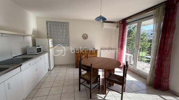 Appartement  2 pièces situé au cœur du quartier Vigny-Musset, dynamique et proche de tous les commerçants.
 Installé au 2ème étage d'une résidence de 6 niveaux sécurisée, ce bien à personnaliser saura séduire les primo-accédants comme les investisseurs en quête d'un projet à leur image.
L'appartement se compose d'une pièce de vie avec cuisine ouverte d'environ 20 m² donnant sur un balcon, d'une chambre séparée, d'une salle d'eau et d'un WC séparé.
 Il bénéficie de volets électriques en PVC et d'un double vitrage, ainsi que d'une climatisation réversible neuve (installée en 2025, jamais utilisée). Un mobilier est laissé sur place (canapé, table, armoire, literie et divers éléments), 
ce qui en fait une solution clé en main aussi bien pour une première acquisition que pour un investissement locatif immédiat.

Ce que propose la résidence :
Chauffage urbain collectif
Connexion fibre
Résidence fermée, sécurisée, avec espaces verts
Ascenseur

Environnement calme, quartier dynamique, proche des commerçants et des transports
En complément du logement : une cave, en sous-sol un garage.
Que vous cherchiez à vous loger ou à investir dans un secteur recherché de Grenoble, ce bien mérite le détour. Contactez-moi pour organiser une visite.