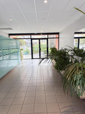 Appartement  2 pièces situé au cœur du quartier Vigny-Musset, dynamique et proche de tous les commerçants.
 Installé au 2ème étage d'une résidence de 6 niveaux sécurisée, ce bien à personnaliser saura séduire les primo-accédants comme les investisseurs en quête d'un projet à leur image.
L'appartement se compose d'une pièce de vie avec cuisine ouverte d'environ 20 m² donnant sur un balcon, d'une chambre séparée, d'une salle d'eau et d'un WC séparé.
 Il bénéficie de volets électriques en PVC et d'un double vitrage, ainsi que d'une climatisation réversible neuve (installée en 2025, jamais utilisée). Un mobilier est laissé sur place (canapé, table, armoire, literie et divers éléments), 
ce qui en fait une solution clé en main aussi bien pour une première acquisition que pour un investissement locatif immédiat.

Ce que propose la résidence :
Chauffage urbain collectif
Connexion fibre
Résidence fermée, sécurisée, avec espaces verts
Ascenseur

Environnement calme, quartier dynamique, proche des commerçants et des transports
En complément du logement : une cave, en sous-sol un garage.
Que vous cherchiez à vous loger ou à investir dans un secteur recherché de Grenoble, ce bien mérite le détour. Contactez-moi pour organiser une visite.