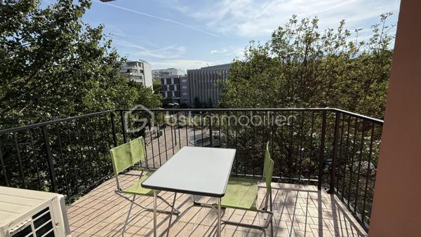 Appartement  2 pièces situé au cœur du quartier Vigny-Musset, dynamique et proche de tous les commerçants.
 Installé au 2ème étage d'une résidence de 6 niveaux sécurisée, ce bien à personnaliser saura séduire les primo-accédants comme les investisseurs en quête d'un projet à leur image.
L'appartement se compose d'une pièce de vie avec cuisine ouverte d'environ 20 m² donnant sur un balcon, d'une chambre séparée, d'une salle d'eau et d'un WC séparé.
 Il bénéficie de volets électriques en PVC et d'un double vitrage, ainsi que d'une climatisation réversible neuve (installée en 2025, jamais utilisée). Un mobilier est laissé sur place (canapé, table, armoire, literie et divers éléments), 
ce qui en fait une solution clé en main aussi bien pour une première acquisition que pour un investissement locatif immédiat.

Ce que propose la résidence :
Chauffage urbain collectif
Connexion fibre
Résidence fermée, sécurisée, avec espaces verts
Ascenseur

Environnement calme, quartier dynamique, proche des commerçants et des transports
En complément du logement : une cave, en sous-sol un garage.
Que vous cherchiez à vous loger ou à investir dans un secteur recherché de Grenoble, ce bien mérite le détour. Contactez-moi pour organiser une visite.