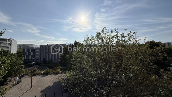 Appartement  2 pièces situé au cœur du quartier Vigny-Musset, dynamique et proche de tous les commerçants.
 Installé au 2ème étage d'une résidence de 6 niveaux sécurisée, ce bien à personnaliser saura séduire les primo-accédants comme les investisseurs en quête d'un projet à leur image.
L'appartement se compose d'une pièce de vie avec cuisine ouverte d'environ 20 m² donnant sur un balcon, d'une chambre séparée, d'une salle d'eau et d'un WC séparé.
 Il bénéficie de volets électriques en PVC et d'un double vitrage, ainsi que d'une climatisation réversible neuve (installée en 2025, jamais utilisée). Un mobilier est laissé sur place (canapé, table, armoire, literie et divers éléments), 
ce qui en fait une solution clé en main aussi bien pour une première acquisition que pour un investissement locatif immédiat.

Ce que propose la résidence :
Chauffage urbain collectif
Connexion fibre
Résidence fermée, sécurisée, avec espaces verts
Ascenseur

Environnement calme, quartier dynamique, proche des commerçants et des transports
En complément du logement : une cave, en sous-sol un garage.
Que vous cherchiez à vous loger ou à investir dans un secteur recherché de Grenoble, ce bien mérite le détour. Contactez-moi pour organiser une visite.