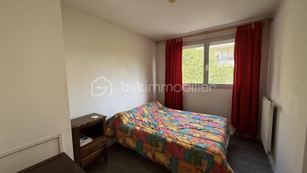 Appartement  2 pièces situé au cœur du quartier Vigny-Musset, dynamique et proche de tous les commerçants.
 Installé au 2ème étage d'une résidence de 6 niveaux sécurisée, ce bien à personnaliser saura séduire les primo-accédants comme les investisseurs en quête d'un projet à leur image.
L'appartement se compose d'une pièce de vie avec cuisine ouverte d'environ 20 m² donnant sur un balcon, d'une chambre séparée, d'une salle d'eau et d'un WC séparé.
 Il bénéficie de volets électriques en PVC et d'un double vitrage, ainsi que d'une climatisation réversible neuve (installée en 2025, jamais utilisée). Un mobilier est laissé sur place (canapé, table, armoire, literie et divers éléments), 
ce qui en fait une solution clé en main aussi bien pour une première acquisition que pour un investissement locatif immédiat.

Ce que propose la résidence :
Chauffage urbain collectif
Connexion fibre
Résidence fermée, sécurisée, avec espaces verts
Ascenseur

Environnement calme, quartier dynamique, proche des commerçants et des transports
En complément du logement : une cave, en sous-sol un garage.
Que vous cherchiez à vous loger ou à investir dans un secteur recherché de Grenoble, ce bien mérite le détour. Contactez-moi pour organiser une visite.