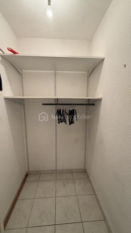 Appartement  2 pièces situé au cœur du quartier Vigny-Musset, dynamique et proche de tous les commerçants.
 Installé au 2ème étage d'une résidence de 6 niveaux sécurisée, ce bien à personnaliser saura séduire les primo-accédants comme les investisseurs en quête d'un projet à leur image.
L'appartement se compose d'une pièce de vie avec cuisine ouverte d'environ 20 m² donnant sur un balcon, d'une chambre séparée, d'une salle d'eau et d'un WC séparé.
 Il bénéficie de volets électriques en PVC et d'un double vitrage, ainsi que d'une climatisation réversible neuve (installée en 2025, jamais utilisée). Un mobilier est laissé sur place (canapé, table, armoire, literie et divers éléments), 
ce qui en fait une solution clé en main aussi bien pour une première acquisition que pour un investissement locatif immédiat.

Ce que propose la résidence :
Chauffage urbain collectif
Connexion fibre
Résidence fermée, sécurisée, avec espaces verts
Ascenseur

Environnement calme, quartier dynamique, proche des commerçants et des transports
En complément du logement : une cave, en sous-sol un garage.
Que vous cherchiez à vous loger ou à investir dans un secteur recherché de Grenoble, ce bien mérite le détour. Contactez-moi pour organiser une visite.