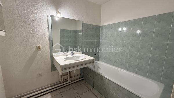 Appartement  2 pièces situé au cœur du quartier Vigny-Musset, dynamique et proche de tous les commerçants.
 Installé au 2ème étage d'une résidence de 6 niveaux sécurisée, ce bien à personnaliser saura séduire les primo-accédants comme les investisseurs en quête d'un projet à leur image.
L'appartement se compose d'une pièce de vie avec cuisine ouverte d'environ 20 m² donnant sur un balcon, d'une chambre séparée, d'une salle d'eau et d'un WC séparé.
 Il bénéficie de volets électriques en PVC et d'un double vitrage, ainsi que d'une climatisation réversible neuve (installée en 2025, jamais utilisée). Un mobilier est laissé sur place (canapé, table, armoire, literie et divers éléments), 
ce qui en fait une solution clé en main aussi bien pour une première acquisition que pour un investissement locatif immédiat.

Ce que propose la résidence :
Chauffage urbain collectif
Connexion fibre
Résidence fermée, sécurisée, avec espaces verts
Ascenseur

Environnement calme, quartier dynamique, proche des commerçants et des transports
En complément du logement : une cave, en sous-sol un garage.
Que vous cherchiez à vous loger ou à investir dans un secteur recherché de Grenoble, ce bien mérite le détour. Contactez-moi pour organiser une visite.