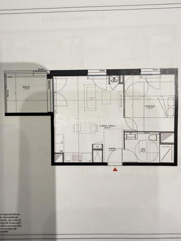 Appartement  2 pièces situé au cœur du quartier Vigny-Musset, dynamique et proche de tous les commerçants.
 Installé au 2ème étage d'une résidence de 6 niveaux sécurisée, ce bien à personnaliser saura séduire les primo-accédants comme les investisseurs en quête d'un projet à leur image.
L'appartement se compose d'une pièce de vie avec cuisine ouverte d'environ 20 m² donnant sur un balcon, d'une chambre séparée, d'une salle d'eau et d'un WC séparé.
 Il bénéficie de volets électriques en PVC et d'un double vitrage, ainsi que d'une climatisation réversible neuve (installée en 2025, jamais utilisée). Un mobilier est laissé sur place (canapé, table, armoire, literie et divers éléments), 
ce qui en fait une solution clé en main aussi bien pour une première acquisition que pour un investissement locatif immédiat.

Ce que propose la résidence :
Chauffage urbain collectif
Connexion fibre
Résidence fermée, sécurisée, avec espaces verts
Ascenseur

Environnement calme, quartier dynamique, proche des commerçants et des transports
En complément du logement : une cave, en sous-sol un garage.
Que vous cherchiez à vous loger ou à investir dans un secteur recherché de Grenoble, ce bien mérite le détour. Contactez-moi pour organiser une visite.
