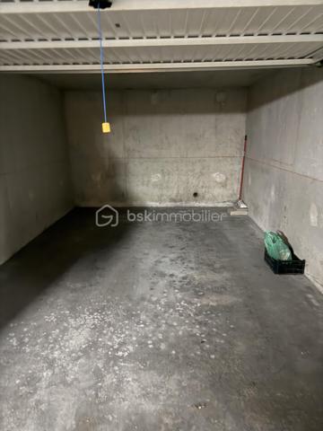 Appartement  2 pièces situé au cœur du quartier Vigny-Musset, dynamique et proche de tous les commerçants.
 Installé au 2ème étage d'une résidence de 6 niveaux sécurisée, ce bien à personnaliser saura séduire les primo-accédants comme les investisseurs en quête d'un projet à leur image.
L'appartement se compose d'une pièce de vie avec cuisine ouverte d'environ 20 m² donnant sur un balcon, d'une chambre séparée, d'une salle d'eau et d'un WC séparé.
 Il bénéficie de volets électriques en PVC et d'un double vitrage, ainsi que d'une climatisation réversible neuve (installée en 2025, jamais utilisée). Un mobilier est laissé sur place (canapé, table, armoire, literie et divers éléments), 
ce qui en fait une solution clé en main aussi bien pour une première acquisition que pour un investissement locatif immédiat.

Ce que propose la résidence :
Chauffage urbain collectif
Connexion fibre
Résidence fermée, sécurisée, avec espaces verts
Ascenseur

Environnement calme, quartier dynamique, proche des commerçants et des transports
En complément du logement : une cave, en sous-sol un garage.
Que vous cherchiez à vous loger ou à investir dans un secteur recherché de Grenoble, ce bien mérite le détour. Contactez-moi pour organiser une visite.