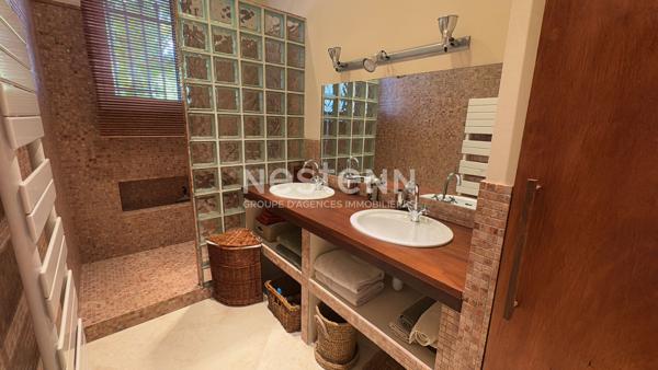 Maison d'exception meublé à louer à Nice avec vue mer - piscine - jardin 1800m² - 6 pièces 264m²