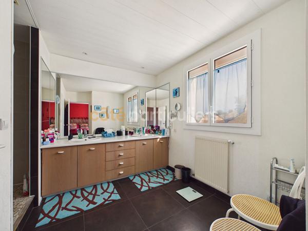 Vente
                Maison182 m² - 7 Pièces -
                    MERIGNAC (33700)