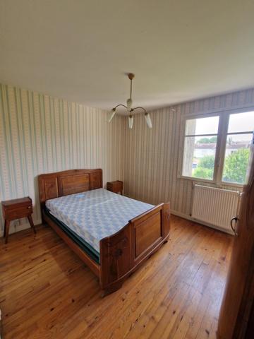 villa de type T5 avec petit jardin, proximité centre ville, divers commerces, écoles, collèges, lycées, installations sportives, bus