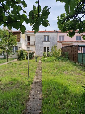 villa de type T5 avec petit jardin, proximité centre ville, divers commerces, écoles, collèges, lycées, installations sportives, bus
