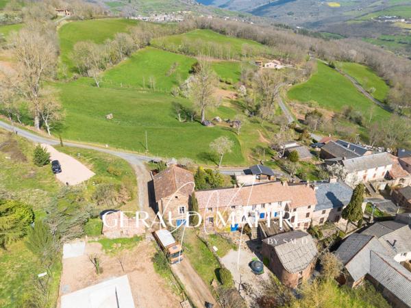 Belle demeure en pierre au coeur d'un hameau retiré