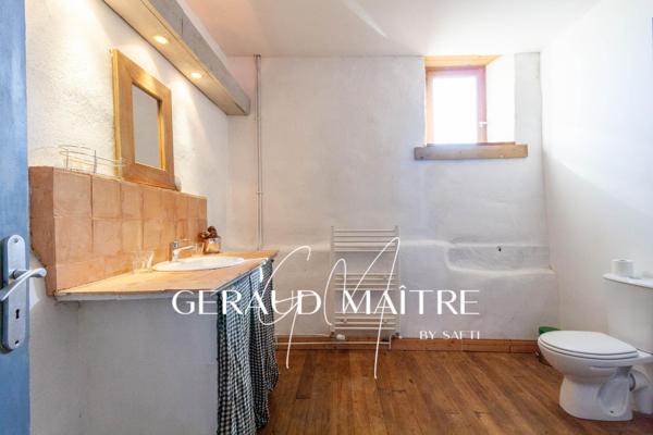 Belle demeure en pierre au coeur d'un hameau retiré
