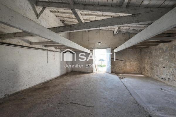 Ensemble immobilier : Garages / locaux d’activité 140 m² – Accès large – Idéal artisan ou investisseur – Latresne
