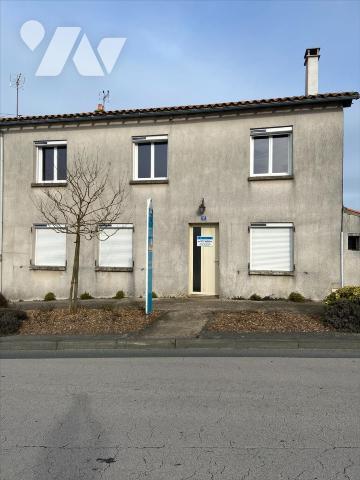 Maison de ville à rénover en partie   150 m²   7 Pièces ·   Breuil-Chaussée 79300