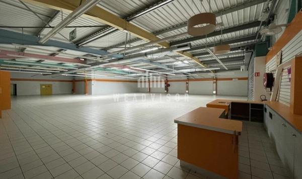 À LOUER : LOCAL COMMERCIAL 900 M² (SHON)