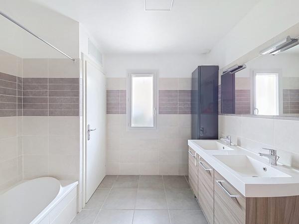 À vendre - Maison plain-pied, 5 pièces située à Charvieu-Chavagneux (38230)