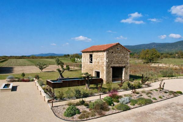 A vendre - Grand mas entièrement rénové - Sur la commune de Cucuron
