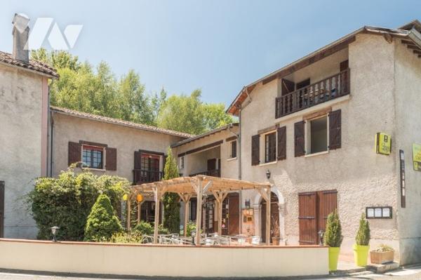 Cession d'un Hôtel/restaurant de 554 m² (8 chambres) avec appartement de 116 m² dans les Pyrénées.