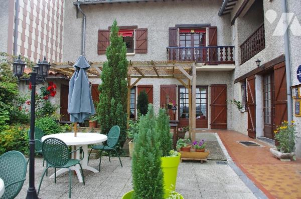 Cession d'un Hôtel/restaurant de 554 m² (8 chambres) avec appartement de 116 m² dans les Pyrénées.