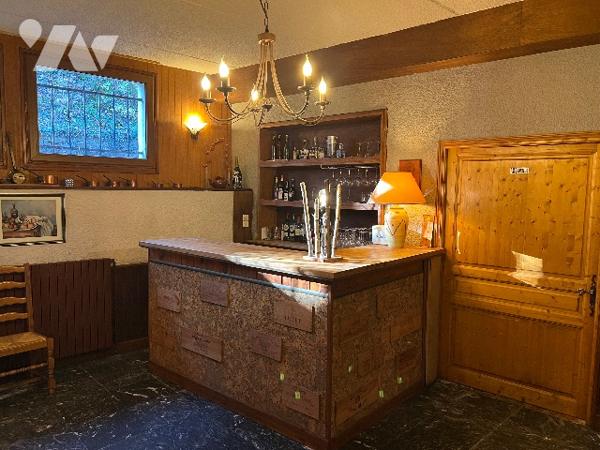 Cession d'un Hôtel/restaurant de 554 m² (8 chambres) avec appartement de 116 m² dans les Pyrénées.