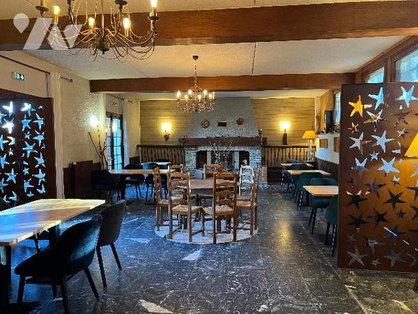 Cession d'un Hôtel/restaurant de 554 m² (8 chambres) avec appartement de 116 m² dans les Pyrénées.