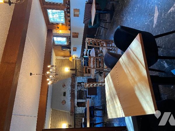 Cession d'un Hôtel/restaurant de 554 m² (8 chambres) avec appartement de 116 m² dans les Pyrénées.