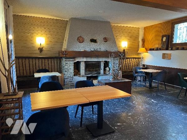 Cession d'un Hôtel/restaurant de 554 m² (8 chambres) avec appartement de 116 m² dans les Pyrénées.