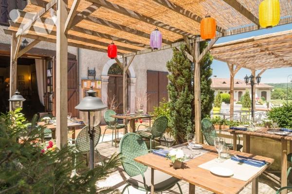 Cession d'un Hôtel/restaurant de 554 m² (8 chambres) avec appartement de 116 m² dans les Pyrénées.