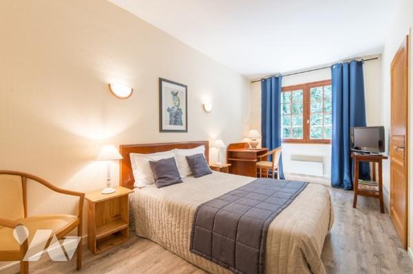 Cession d'un Hôtel/restaurant de 554 m² (8 chambres) avec appartement de 116 m² dans les Pyrénées.