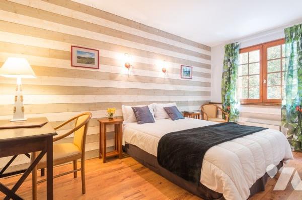 Cession d'un Hôtel/restaurant de 554 m² (8 chambres) avec appartement de 116 m² dans les Pyrénées.