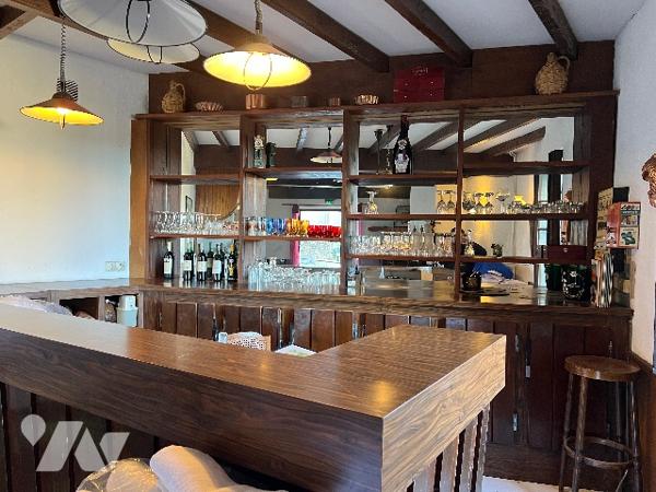Cession d'un Hôtel/restaurant de 554 m² (8 chambres) avec appartement de 116 m² dans les Pyrénées.