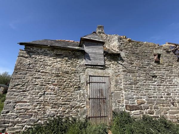 Maison mitoyenne 1 côté Le Mené 50 m² Les points forts : Vaste terrain Puits Verger 🌿 Coup de cœur : Ensemble en pierre avec fort potentiel – 6 399 m² de terrain à Plessala (LE MENE) Amoureux de la pierre et des projets de rénovation, laissez-vous séduire par ce havre de paix en pleine campagne ! Situé dans un environnement calme et verdoyant, cet ensemble immobilier offre une opportunité rare de créer la maison de vos rêves sur une parcelle généreuse de plus de 6 000 m². 🏠 Le Bâti : Un potentiel de 200 m² L’ensemble se compose d’une petite bâtisse en pierre pleine de caractère et d’une ruine mitoyenne. Après réhabilitation, vous pourrez disposer d'une surface habitable d'environ 200 m², idéale pour une grande maison de famille, un projet de gîtes ou un atelier d'artiste. 🌳 Le Terrain : Nature et Autonomie Le terrain, d'une surface totale de 6 399 m², entoure parfaitement la propriété : À l'avant : Un magnifique verger déjà établi. À l'arrière : Une vaste parcelle offrant une vue dégagée sur la campagne. Le "plus" : Un puits fonctionnel est présent sur la propriété, un atout précieux pour l'entretien du jardin et du potager. 📍 Localisation : Le calme sans l'isolement Profitez de la sérénité de la campagne tout en restant proche des services essentiels. La propriété est située à seulement 4 km d'une commune dynamique proposant : Supérette et commerces de proximité. Cabinet médical et pharmacie. Écoles. Points forts : Structure en pierre authentique. Grand terrain avec puits et verger. Environnement calme mais proche des commodités. Libre cours à votre imagination pour l'aménagement intérieur. DPE non requis (absence de système de chauffage). Contactez-nous dès aujourd'hui pour organiser une visite et découvrir tout le potentiel de ce lieu unique !