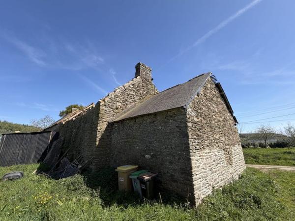 Maison mitoyenne 1 côté Le Mené 50 m² Les points forts : Vaste terrain Puits Verger 🌿 Coup de cœur : Ensemble en pierre avec fort potentiel – 6 399 m² de terrain à Plessala (LE MENE) Amoureux de la pierre et des projets de rénovation, laissez-vous séduire par ce havre de paix en pleine campagne ! Situé dans un environnement calme et verdoyant, cet ensemble immobilier offre une opportunité rare de créer la maison de vos rêves sur une parcelle généreuse de plus de 6 000 m². 🏠 Le Bâti : Un potentiel de 200 m² L’ensemble se compose d’une petite bâtisse en pierre pleine de caractère et d’une ruine mitoyenne. Après réhabilitation, vous pourrez disposer d'une surface habitable d'environ 200 m², idéale pour une grande maison de famille, un projet de gîtes ou un atelier d'artiste. 🌳 Le Terrain : Nature et Autonomie Le terrain, d'une surface totale de 6 399 m², entoure parfaitement la propriété : À l'avant : Un magnifique verger déjà établi. À l'arrière : Une vaste parcelle offrant une vue dégagée sur la campagne. Le "plus" : Un puits fonctionnel est présent sur la propriété, un atout précieux pour l'entretien du jardin et du potager. 📍 Localisation : Le calme sans l'isolement Profitez de la sérénité de la campagne tout en restant proche des services essentiels. La propriété est située à seulement 4 km d'une commune dynamique proposant : Supérette et commerces de proximité. Cabinet médical et pharmacie. Écoles. Points forts : Structure en pierre authentique. Grand terrain avec puits et verger. Environnement calme mais proche des commodités. Libre cours à votre imagination pour l'aménagement intérieur. DPE non requis (absence de système de chauffage). Contactez-nous dès aujourd'hui pour organiser une visite et découvrir tout le potentiel de ce lieu unique !