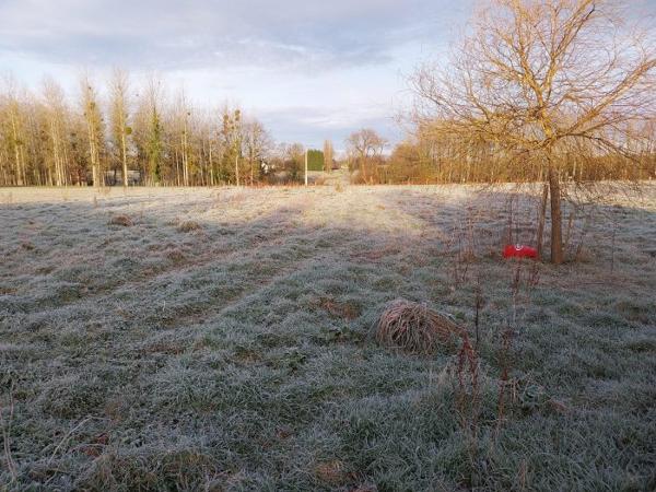 Maison mitoyenne 1 côté Le Mené 50 m² Les points forts : Vaste terrain Puits Verger 🌿 Coup de cœur : Ensemble en pierre avec fort potentiel – 6 399 m² de terrain à Plessala (LE MENE) Amoureux de la pierre et des projets de rénovation, laissez-vous séduire par ce havre de paix en pleine campagne ! Situé dans un environnement calme et verdoyant, cet ensemble immobilier offre une opportunité rare de créer la maison de vos rêves sur une parcelle généreuse de plus de 6 000 m². 🏠 Le Bâti : Un potentiel de 200 m² L’ensemble se compose d’une petite bâtisse en pierre pleine de caractère et d’une ruine mitoyenne. Après réhabilitation, vous pourrez disposer d'une surface habitable d'environ 200 m², idéale pour une grande maison de famille, un projet de gîtes ou un atelier d'artiste. 🌳 Le Terrain : Nature et Autonomie Le terrain, d'une surface totale de 6 399 m², entoure parfaitement la propriété : À l'avant : Un magnifique verger déjà établi. À l'arrière : Une vaste parcelle offrant une vue dégagée sur la campagne. Le "plus" : Un puits fonctionnel est présent sur la propriété, un atout précieux pour l'entretien du jardin et du potager. 📍 Localisation : Le calme sans l'isolement Profitez de la sérénité de la campagne tout en restant proche des services essentiels. La propriété est située à seulement 4 km d'une commune dynamique proposant : Supérette et commerces de proximité. Cabinet médical et pharmacie. Écoles. Points forts : Structure en pierre authentique. Grand terrain avec puits et verger. Environnement calme mais proche des commodités. Libre cours à votre imagination pour l'aménagement intérieur. DPE non requis (absence de système de chauffage). Contactez-nous dès aujourd'hui pour organiser une visite et découvrir tout le potentiel de ce lieu unique !