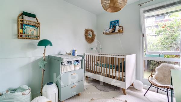 Jardin luxuriant en ville