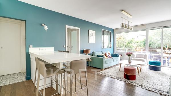 Jardin luxuriant en ville