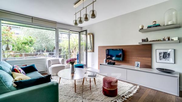 Jardin luxuriant en ville